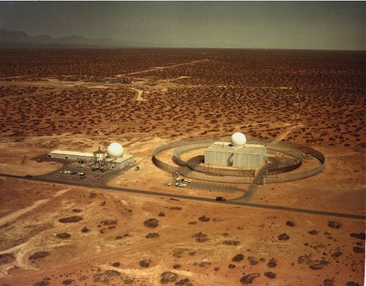 White Sands Launch Complex 38 included a ZDR radar, roughly centered, and a single TTR, on the left. The launch silos can be seen in the background, above the TTR. A ZAR was built some distance to the right of these buildings.