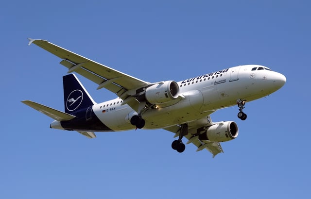 An Airbus A319-100 of Lufthansa in the post-2018 livery. The stylised crane has been kept.