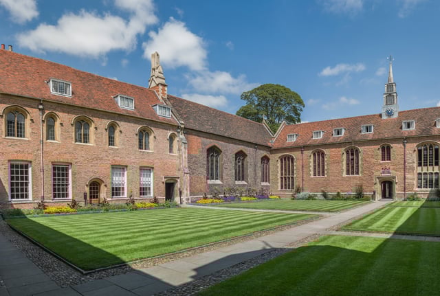 First Court facing the chapel (middle) and the hall (right)