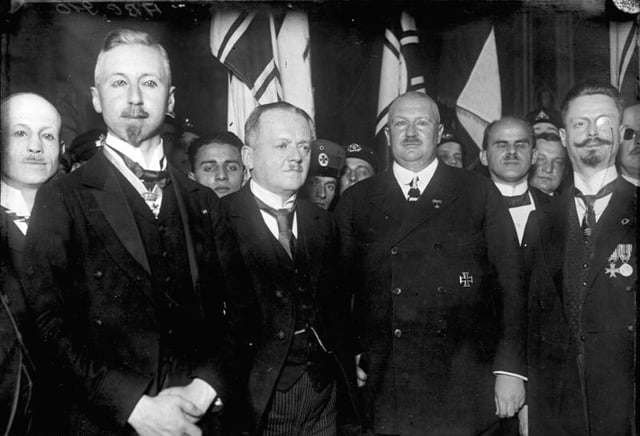 Kuno von Westarp (second from the left) together with Hohenzollern princes at the DNVP convention, 1924