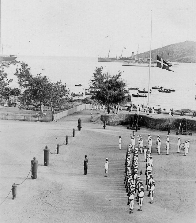 Dannebrog being lowered at the Governor's Mansion for the last time (31 March 1917)