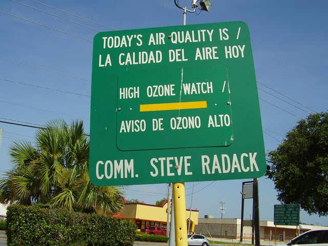 Signboard in Gulfton, Houston indicating an ozone watch