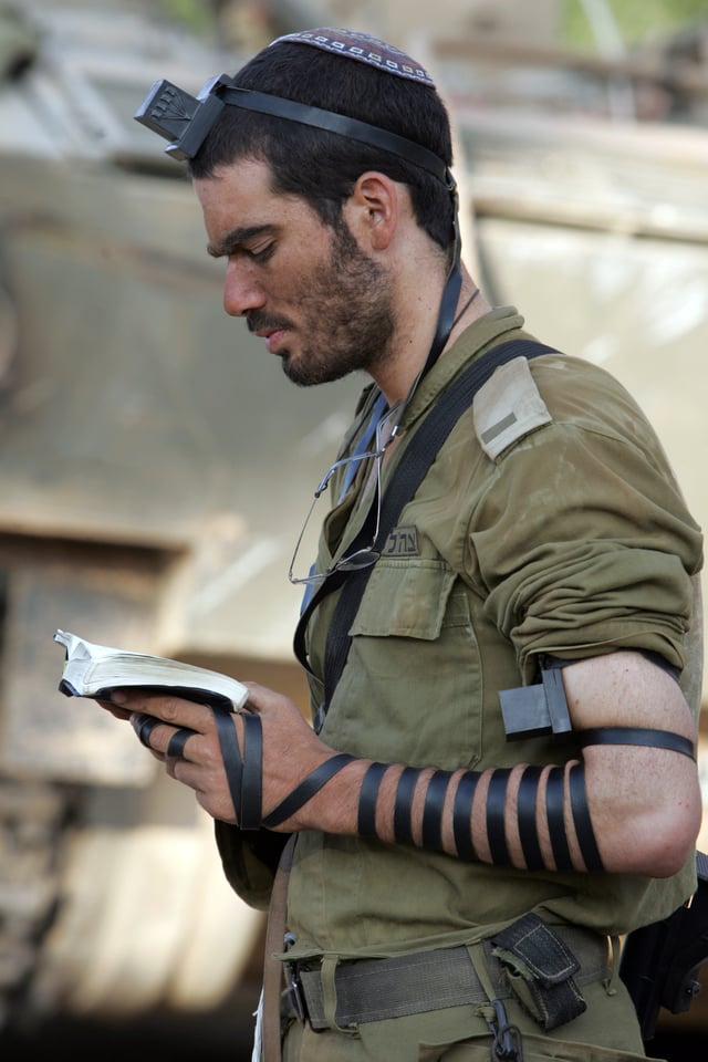 IDF soldier, Asael lubotzky prays with tefillin.