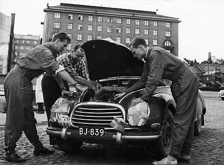 Osmo Kalpala servicing his DKW during the 1956 Rally Finland.