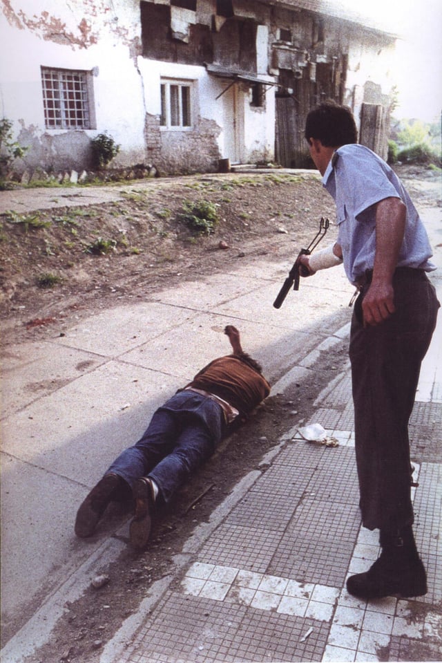 Goran Jelisić shooting at a Bosnian Muslim victim in Brčko in 1992
