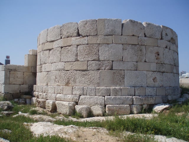 Part of Eetioneia, the ancient gate to the harbour and part of the fortification of Piraeus, built during the Peloponnesian War.