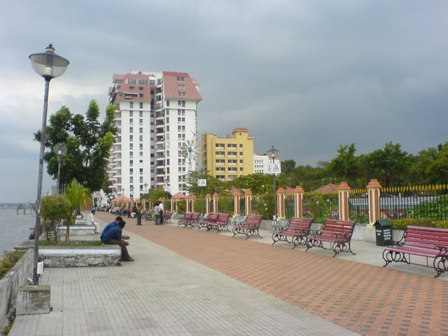 Pedestrians can stroll along the Marine Drive, a waterfront promenade of Kochi