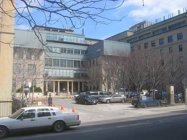221 Longwood Avenue, formerly the Boston Lying-In Hospital building, part of Brigham and Women's Hospital but separate from the main building at 15-75 Francis Street; view from Longwood Avenue