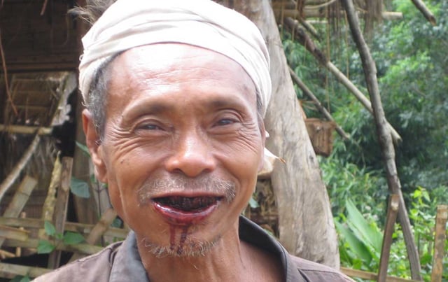 Health effects: Tobacco-filled paan induces profuse salivation that stains mouth area.