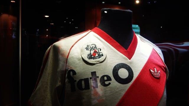 A 1985 Adidas jersey worn by Américo Gallego at the River Plate Museum