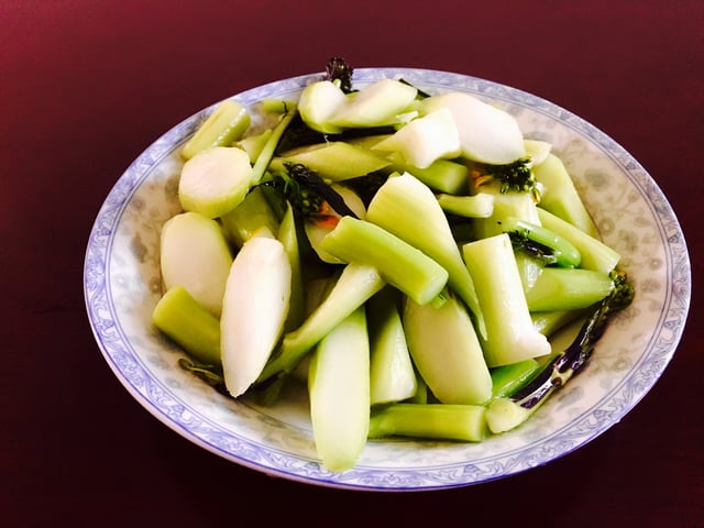 Fried hongshan caitai (洪山菜薹)