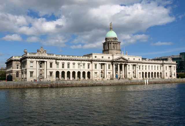 Dublin Custom House is a neoclassical building from the late 18th century.