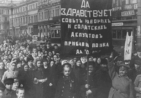 Revolutionaries protesting in February 1917