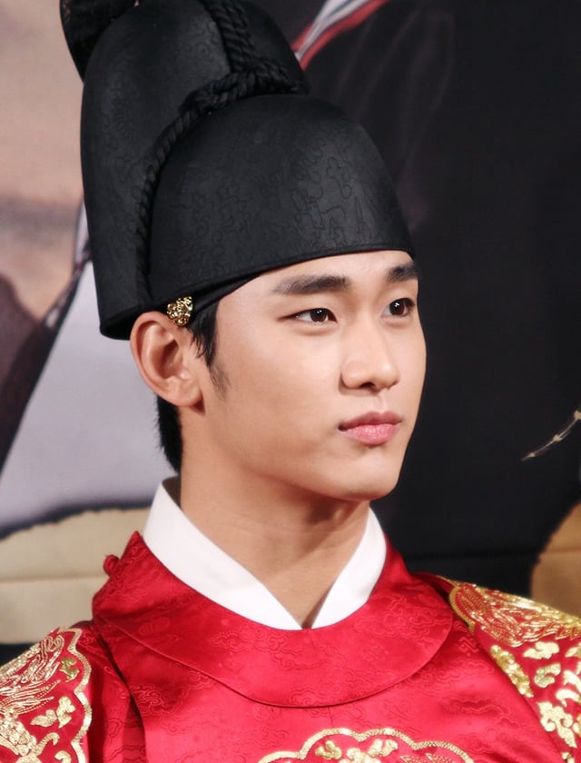 Kim Soo-hyun in costume for the sageuk Moon Embracing the Sun, Soo-hyun is one of the most popular Korean actors.
