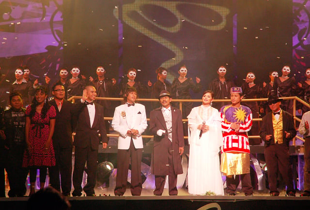 Siti Nurhaliza (in white) with fellow Malaysian singers during Konsert Suara Hati Sudirman Arshad in 2007.