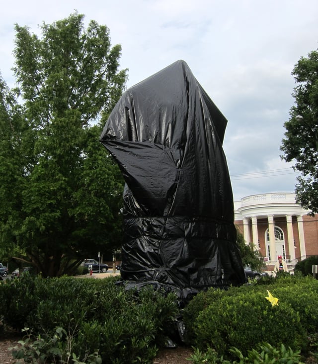 Lee sculpture covered in black tarp following the Unite the Right rally of 2017