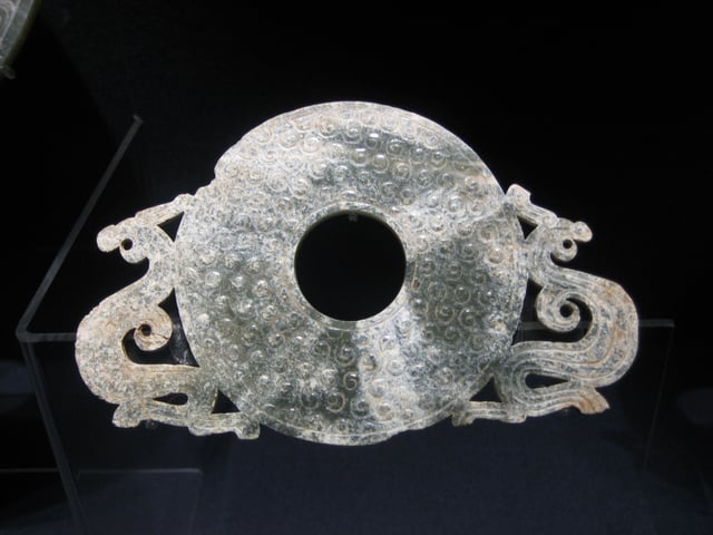 Bi disc with a dual dragon motif, Warring States period