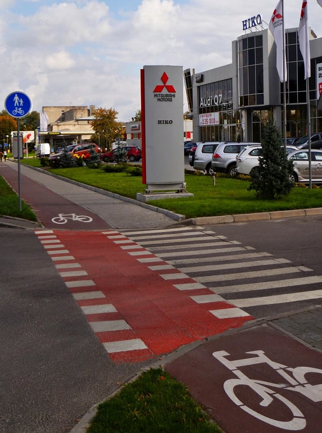 Cycle lane along Lypynsky Street