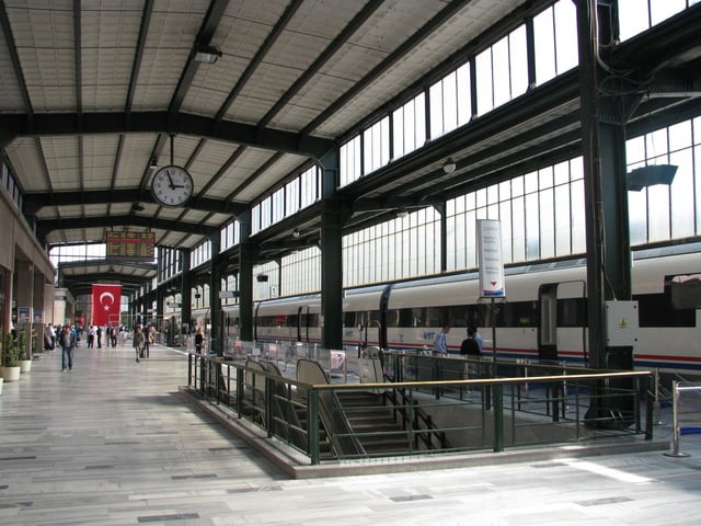 A TCDD HT65000 high-speed train at the Ankara railway station (1937)