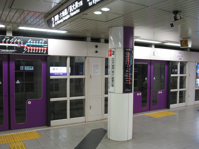 Platform screen doors at Higashiyama Station of the Tōzai Line