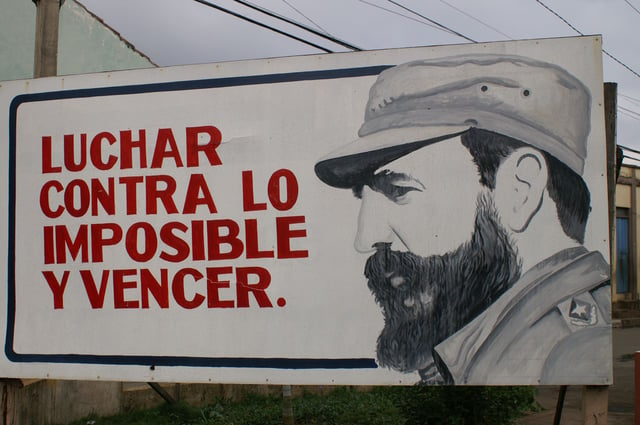 Cuban propaganda poster proclaiming a quote from Castro: "Luchar contra lo imposible y vencer" ("To fight against the impossible and win")