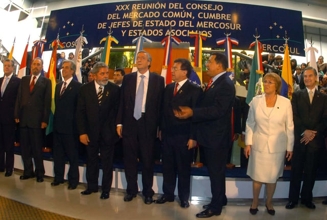 Castro with South American leaders of the Mercosur trade bloc in 2006. In the 2000s Castro forged alliances in the Latin American "pink tide".