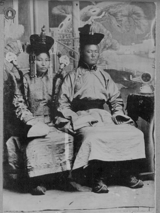 Sükhbaatar (right) with his wife Yanjmaa