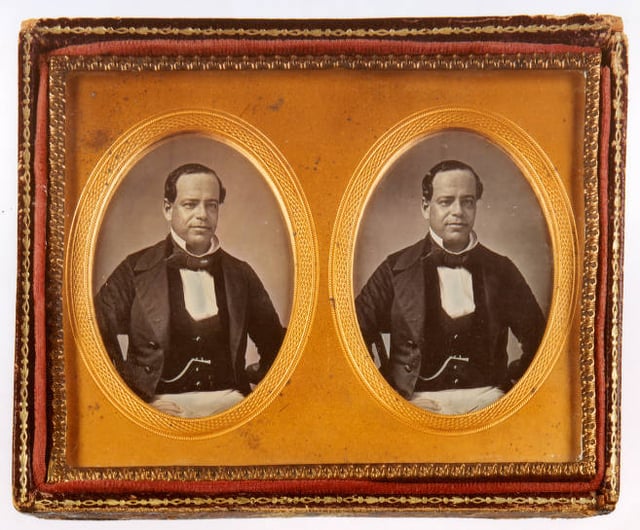 Santa Anna pictured in a frame