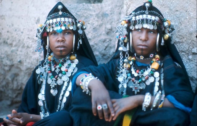 Haratin women, a community of recent Sub-Saharan African origin residing in the Maghreb.