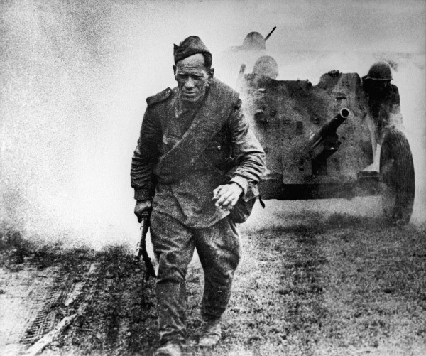 Soviet soldiers and 45mm gun on the road, 1 August 1943