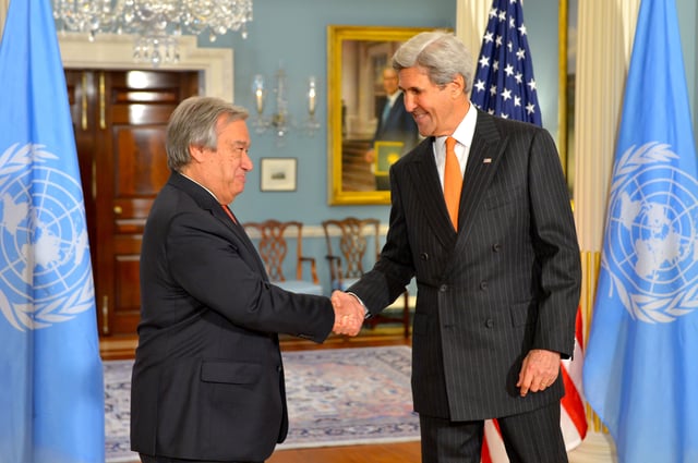 Guterres and U.S. Secretary of State John Kerry shake hands, 4 November 2016