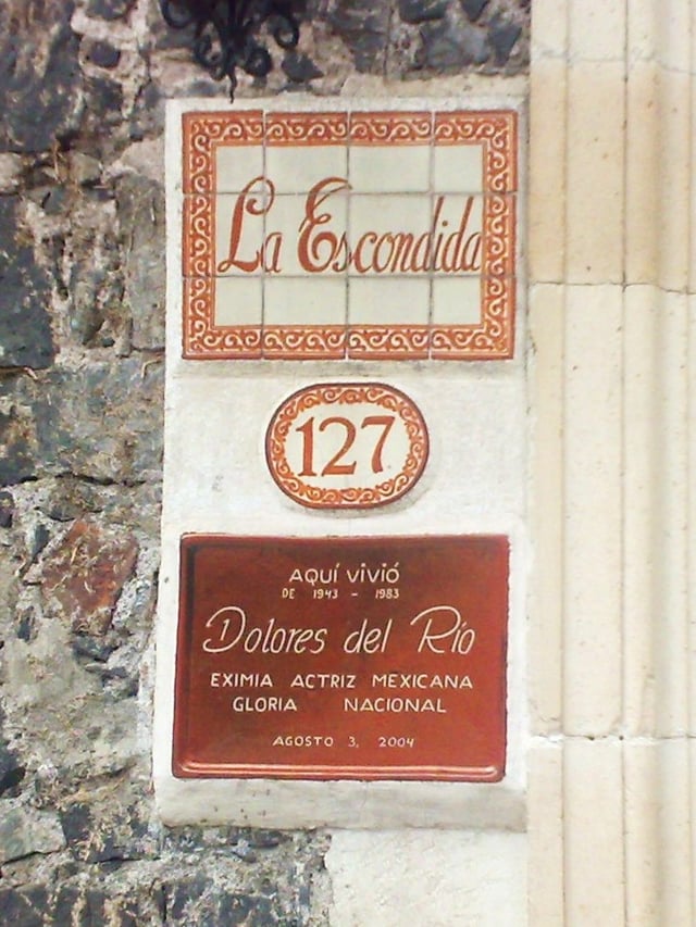 Commemorative plaque at the house where del Río lived in Coyoacan, Mexico City. The plaque reads: Here lived from 1943 to 1983 Dolores del Río, eminent Mexican actress, national glory