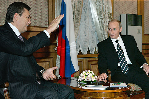 Russian President Vladimir Putin meets Prime Minister Yanukovych during a visit to Kyiv (22 December 2006).