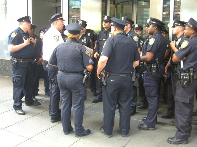 Lieutenant debriefing officers at Times Square