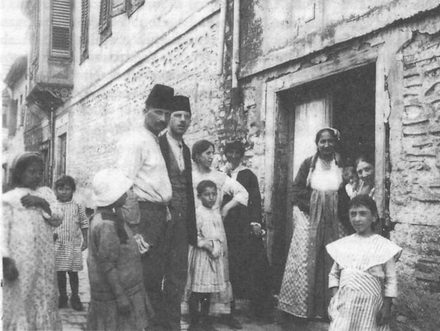 Jewish family of Salonika in 1917.