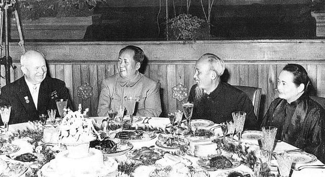 Mao with Nikita Khrushchev, Ho Chi Minh and Soong Ching-ling during a state dinner in Beijing, 1959