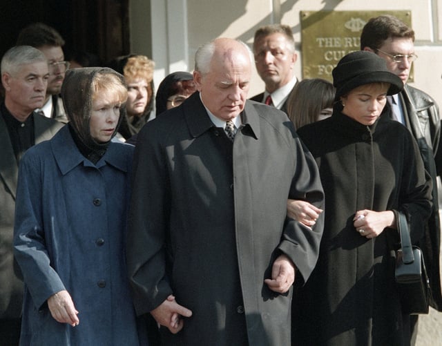 Gorbachev, daughter Irina and his wife's sister Lyudmila at the funeral of Raisa, 1999