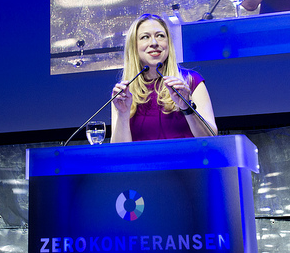 Chelsea Clinton speaking at the 2013 Zerokonferansen convention as a representative of the Clinton Foundation.