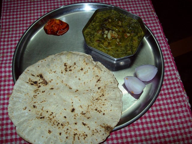 A typical simple Maharashtrian meal with bhaaji, bhakari, raw onion and pickle