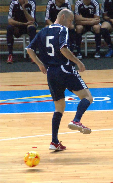 Zidane playing a backheel during a game of futsal in 2008