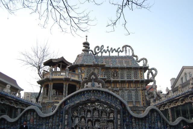 House decorated by more than seven hundred million pieces of ceramic