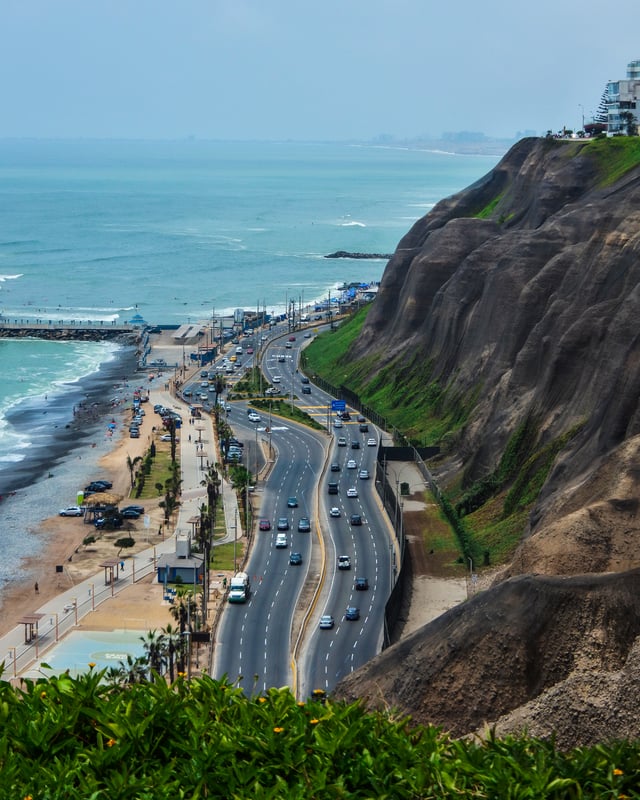 Circuito de playas passing through the Miraflores District with the Pacific Ocean in the background.