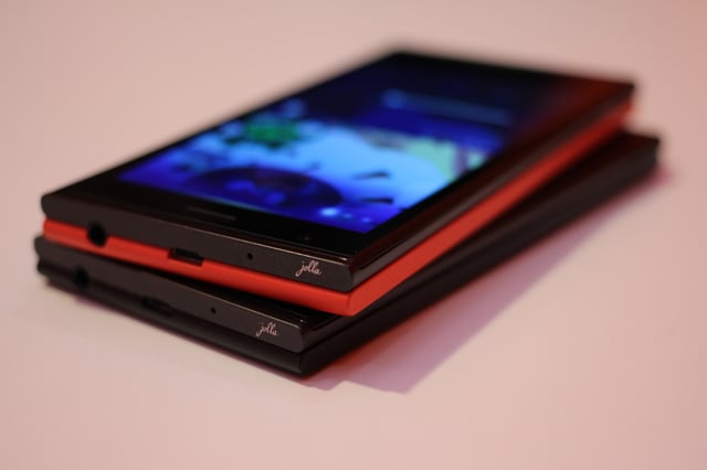 The Jolla Phone uses the Linux-based Sailfish OS.