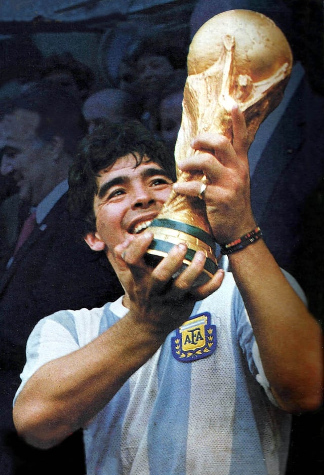 Diego Maradona holding the 1986 World Cup trophy
