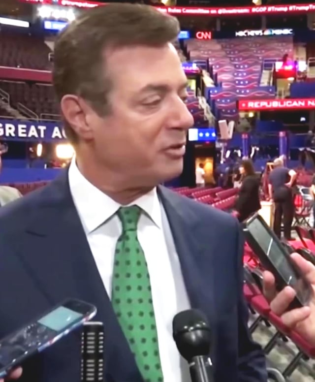 Manafort speaking with media prior to the 2016 Republican National Convention