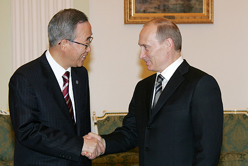 Ban Ki-moon with the President of Russia Vladimir Putin in Moscow on 9 April 2008