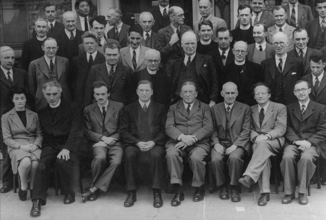 Schrödinger (front row 2nd from right) and Valera (front row 4th from left) at Dublin Institute for Advanced Studies in 1942