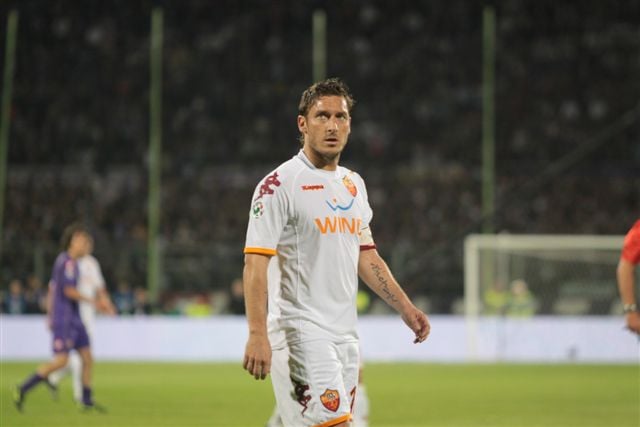 Totti playing against Fiorentina in 2009 during the final year of Spalletti's first spell with Roma