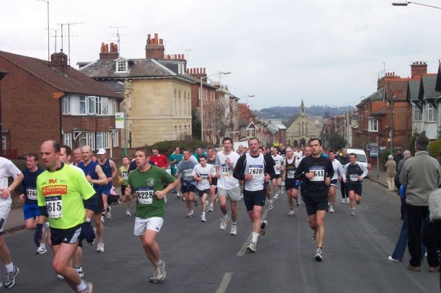 The Reading Half Marathon 2004 climbing Russell Street in West Reading