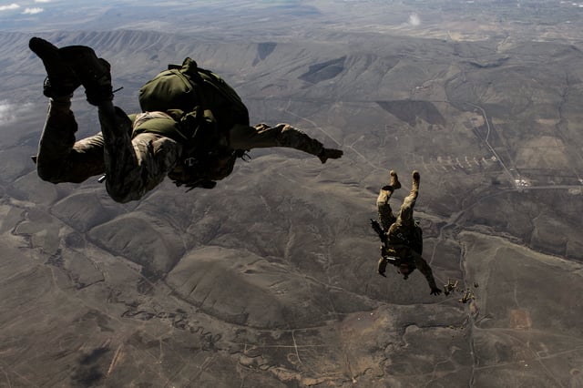 Soldiers from 1st Special Forces Group conduct high-altitude low-opening (HALO) jump over Yakima training center, cica 2014
